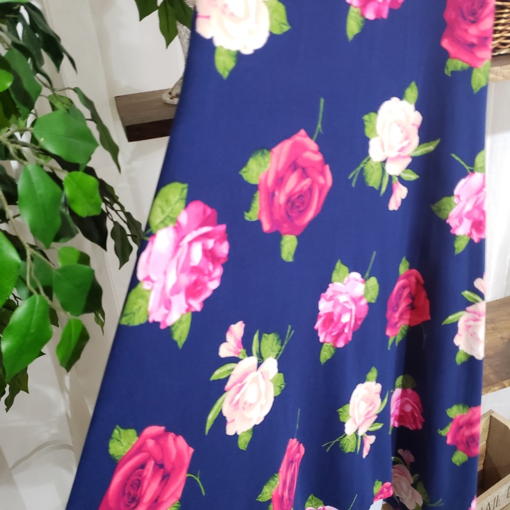 DISCREET Floral Dress - Picture 3 of 5